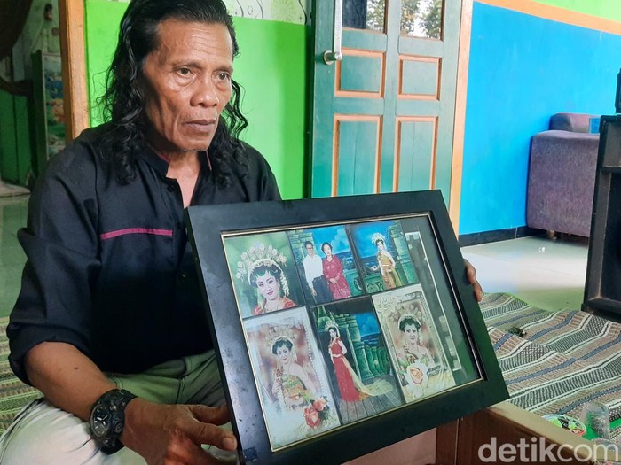 Orang tua Budiati, Gunadi (61), saat menunjukkan foto anaknya ketika masih hidup di rumahnya Desa Karangrejo Kecamatan Juwana, Pati, Jumat (16/6/2023).