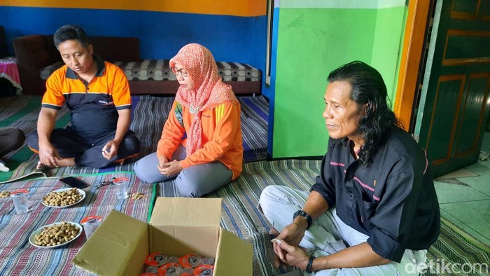 Orang tua Budiati, Gunadi (61), saat menunjukkan foto anaknya ketika masih hidup di rumahnya Desa Karangrejo Kecamatan Juwana, Pati, Jumat (16/6/2023).