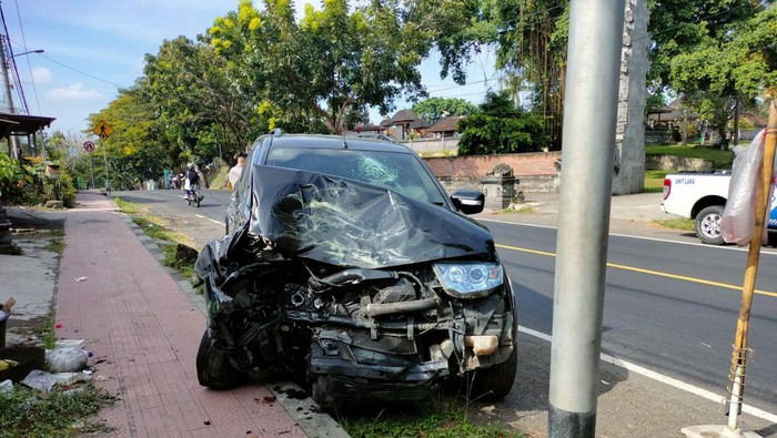 Mobil Pajero Sport yang ringsek berat setelah tabrakan di Jalan Nasional Gilimanuk-Jembrana, Jumat.