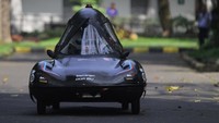 Tim Sapuangin Institut Teknologi Sepuluh Nopember Surabaya (ITS) menguji coba mobil Sapuangin XI Evo 3 di sela peluncurannya di Surabaya, Jawa Timur, Jumat (16/6/2023).  