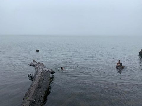 Penampakan Danau Gunung Tujuh saat pagi hari, dikelilingi kabut awan