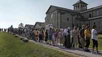 Orang-orang menunggu untuk melihat jenazah Suster Wilhelmina Lancaster di Benedictines of Mary, Queen of Apostles Abbey Minggu, 28 Mei 2023, dekat Gower, Mo. Ratusan orang mengunjungi kota kecil di Missouri minggu ini untuk melihat jenazah biarawati yang telah meninggal, hampir tidak membusuk sejak 2019.