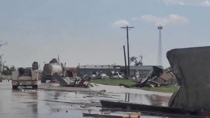 Penampakan Kehancuran Kota Texas Usai Dihantam Tornado Dahsyat Tornado dahsyat menerjang sebuah kota di Texas utara, AS. Peristiwa ini menyebabkan kehancuran yang meluas.