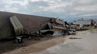 Tornado ganas menghantam Perryton, sebuah kota berpenduduk sekitar 8.000 orang di Texas Panhandle, pada Kamis (15/6) malam waktu setempat, dengan beberapa bangunan hancur atau rusak, pohon tumbang dan kendaraan terbalik.