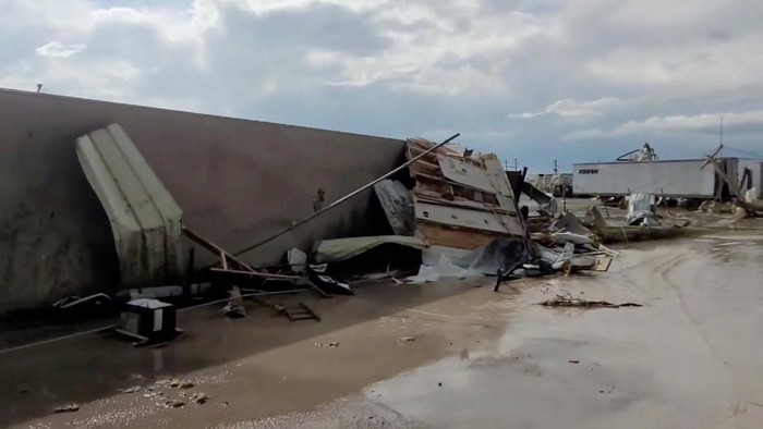 Tornado dahsyat menerjang sebuah kota di Texas utara, AS. Peristiwa ini menyebabkan kehancuran yang meluas.