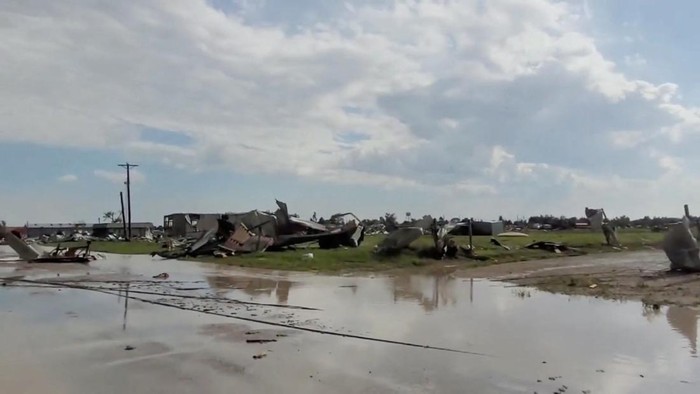 Penampakan Kehancuran Kota Texas Usai Dihantam Tornado Dahsyat Tornado dahsyat menerjang sebuah kota di Texas utara, AS. Peristiwa ini menyebabkan kehancuran yang meluas.