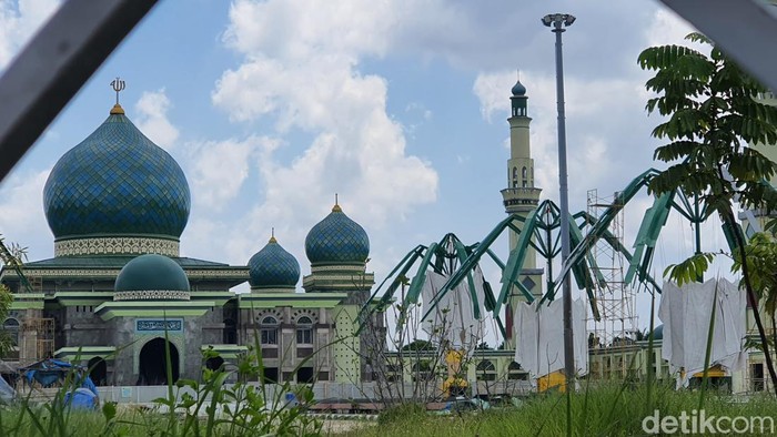 Penampakan proyek payung dikerjakan saat kontrak diputus (Raja Adil Siregar/detikSumut)