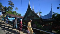 Warga berjalan di tangga beton kawasan desa wisata Nagari Pariangan, Tanah Datar, Sumatera Barat, Jumat (16/6/2023).  