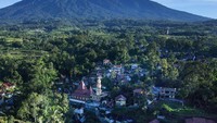 Kota Tua di Indonesia yang tidak kalah indah berlokasi di Padang, yaitu Desa Wisata Nagari Pariangan. Bukan bangunan Belanda, Nagari Pariangan identik dengan deretan rumah Gadang khas Sumatra Barat dan pemandangan hamparan terasering sawah yang indah (Foto: ANTARA FOTO/Iggoy el Fitra)