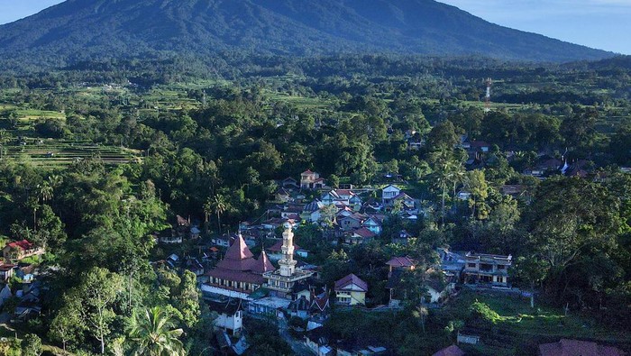 Penataan desa wisata Pariangan di Tanah Datar Foto udara kawasan desa wisata Nagari Pariangan, Tanah Datar, Sumatera Barat, Jumat (16/6/2023). Kementerian PUPR merampungkan penataan kawasan Nagari Tuo Pariangan dengan biaya Rp2,5 miliar, meliputi pembangunan Plaza Panarian, Batu Lantok Tigo, penataan lansekap, dan perbaikan Makam Panjang Tantejo Gurhano. ANTARA FOTO/Iggoy el Fitra