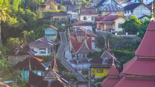 Foto udara kawasan desa wisata Nagari Pariangan, Tanah Datar, Sumatera Barat, Jumat (16/6/2023). Kementerian PUPR merampungkan penataan kawasan Nagari Tuo Pariangan dengan biaya Rp2,5 miliar, meliputi pembangunan Plaza Panarian, Batu Lantok Tigo, penataan lansekap, dan perbaikan Makam Panjang Tantejo Gurhano. ANTARA FOTO/Iggoy el Fitra