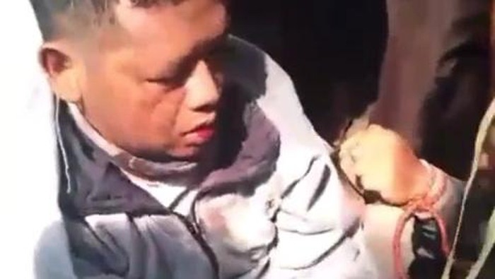 Pencuri Motor Ditangkap Warga di Bogor (Foto: tangkapan layar video viral)
