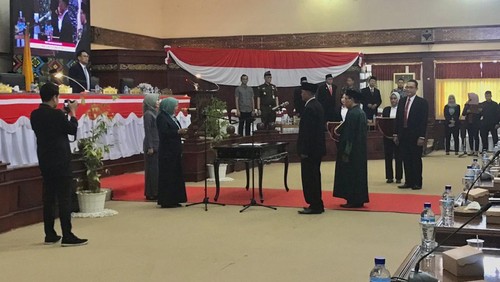 Pengambilan sumpah/janji Ali Jaharudin sebagai anggota DPRD NTB pada Jumat (16/6/2023). (Foto: Helmy Akbar/detikBali)