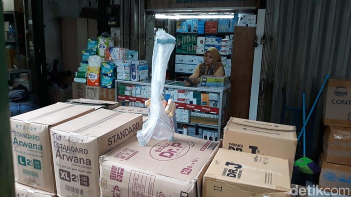 Penjualan Masker di Pasar Pramuka, Jakarta Timur