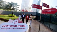 Sainthan Satyamoorthy Presiden Direktur AIA dan Kathryn Parapak Chief Marketing Officer AIA bersama pasangan Content Creator keluarga muda Merdianti Octavia Sahetapy, dan Rama Putra Sahetapy saat meluncurkan AIA Melangkah Bersama di Jakarta. 