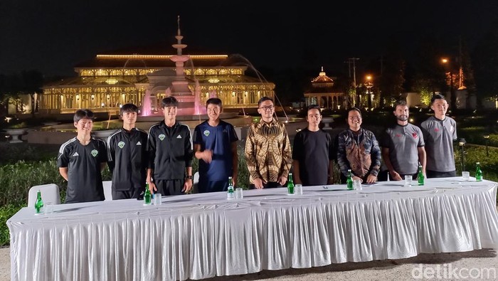 Konfrensi pers jelang laga persahabatan Persis Solo melawan Jeonbuk Hyundai Motors FC, di Taman Pracima Solo, Jumat (17/6/2023).