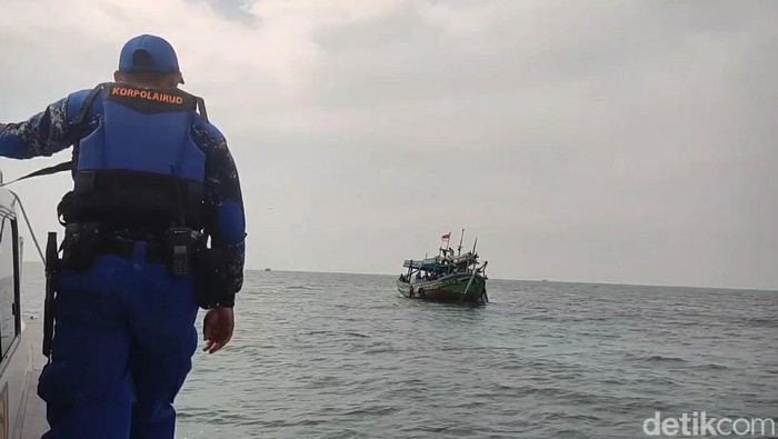 Petugas Polairud Polres Tegal mencari nelayan hilang akibat kapal karam, Jumat (16/6/2023).
