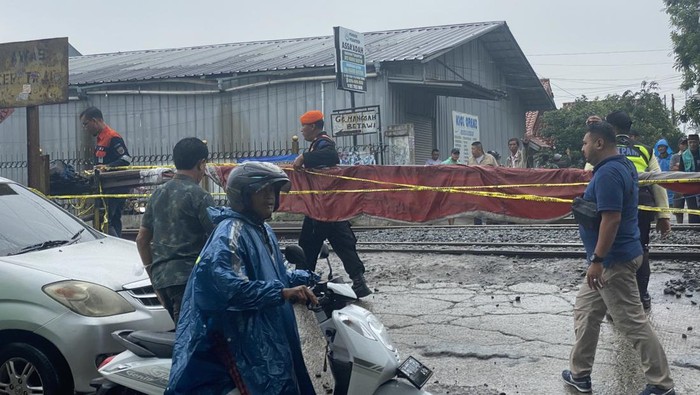 Pintu Perlintasan KRL TKP Tabrakan KRL Vs Angkot Ditutup