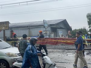 Pelintasan KRL TKP Angkot Tertabrak di Citayam Ditutup dan Digaris Polisi