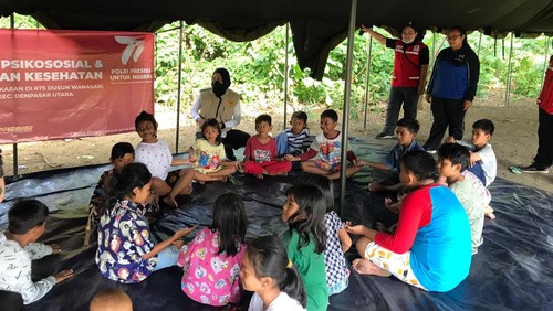 Polisi memberikan dukungan psikososial dan kesehatan kepada korban kebakaran di RT 5, Dusun Wanasari, Desa Dauh Puri Kaja, Kecamatan Denpasar Utara, Kota Denpasar. (Dok. Polresta Denpasar)