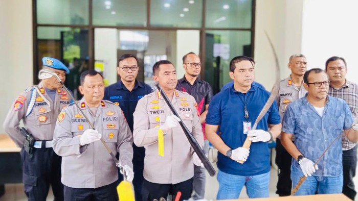 Polres Metro Bekasi menangkap 3 orang pelajar terkait kasus tawuran yang menewaskan seorang pelajar di Cikarang Selatan.