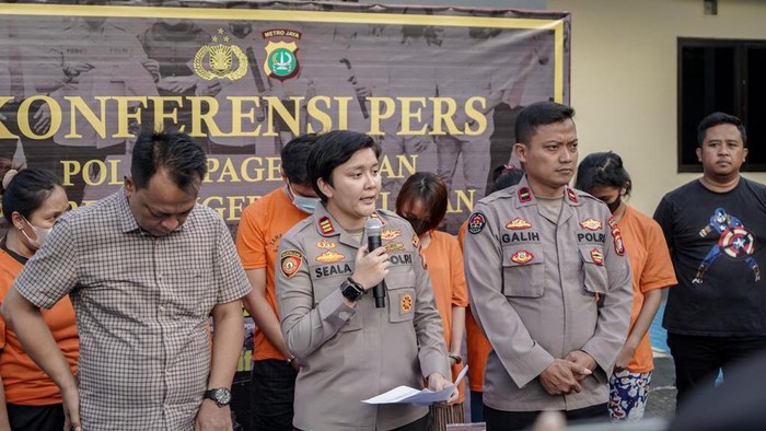 Polsek Pagedangan mengungkap kasus penipuan bermodus jual emas palsu, 6 pelaku ditangkap.