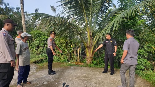 Polsek Selat saat melakukan olah TKP di lokasi sepeda motor Yamaha Mio dengan nomor polisi DR 4680 DM hilang di Banjar Dinas Wates Kaja, Desa Duda Timur, Jumat (16/6/2023). (dok. Polsek Selat)