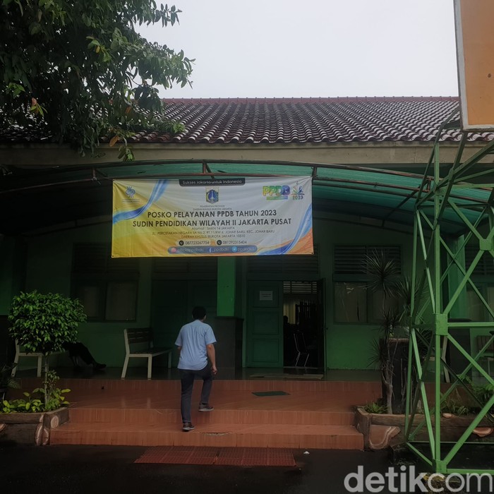 Potret Suasana Posko PPDB Jakarta Pusat di SMKN 1 & SMKN 14