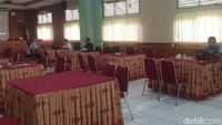 Keluhan terbesar adalah login akun, lupa password hingga masalah NIK. Dengan begitu, Posko PPDB SMKN 14 Jakarta memiliki pelayan informasi, bagian teknis pendaftaran, Dukcapil hingga pengawas langsung dari Sudin Pendidikan Wilayah II Jakarta Pusat. Foto: (Devita Savitri/detikcom)