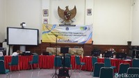 Hasna petugas layanan informasi Posko PPDB di SMKN 1 Jakarta menjelaskan hal ini bisa terjadi lantaran per tanggal 15 dan 16 Juni proses PPDB sudah memasuki tahapan lapor diri peserta sehingga tak ada keluhan orang tua tentang masalah pendaftaran yang datang. Foto: (Devita Savitri/detikcom)