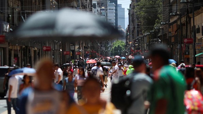 Potret Meksiko 'Dipanggang' Panas yang Tidak Biasa People hold umbrellas as they cover themselves from the heat during a period of high temperatures in Mexico City, Mexico June 13, 2023. REUTERS/Henry Romero
