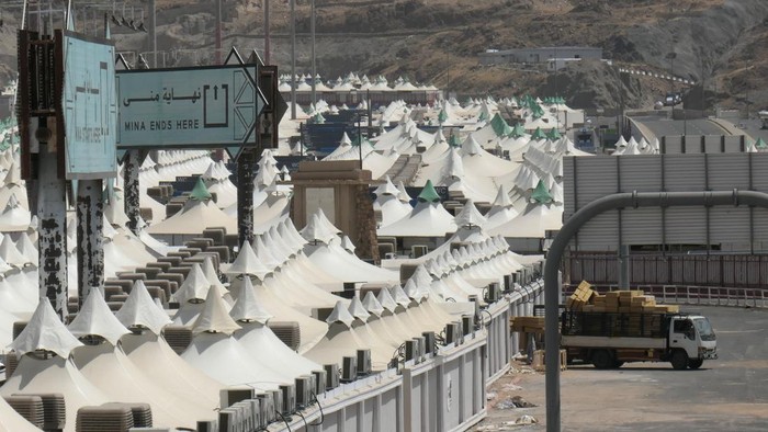 Suasana tenda Mina yang akan digunakan jamaah seluruh dunia saat puncak ibadah haji di Mekah, Arab Saudi, Jumat  (16/6/2023). ANTARA FOTO/Wahyu Putro A