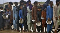 Mereka berbaris antre dengan membawa wadah makan.  