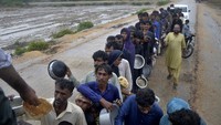 Lebih dari 170.000 orang di India dan Pakistan telah dievakuasi dari jalur Topan Biparjoy sebelum badai itu diperkirakan mendarat. Badan perkiraan cuaca memperingatkan bahwa Topan Biparjoy - yang berarti bencana dalam bahasa Bengali - dapat menghancurkan rumah dan tanaman yang dilaluinya.  