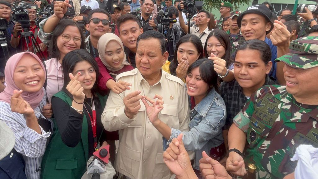 Prabowo Subianto melakukan pose fingerheart saat kunjungan kerja di Bandung, Jawa Barat. Fingerheart menyampaikan pesan cinta kepada penerima pesan.