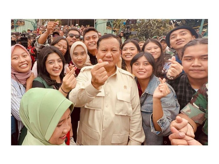 Prabowo Pose Fingerheart di Bandung