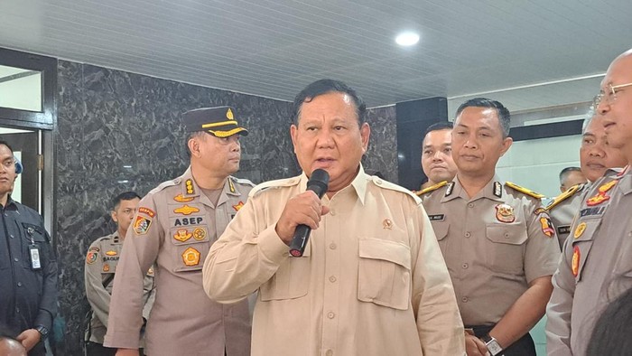 Prabowo Subianto usai kegiatan dialog kebangsaan di Gedung Sespimma Lemdiklat Polri, Lembang, Jawa Barat, Jumat (16/6/2023).