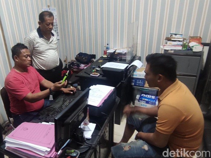 Pria asal Demak yang berusaha mencuri tiga unit outdoor AC di rumah kosong di Semarang, diperiksa di Mapolsek Semarang Barat, Jumat (16/6/2023).