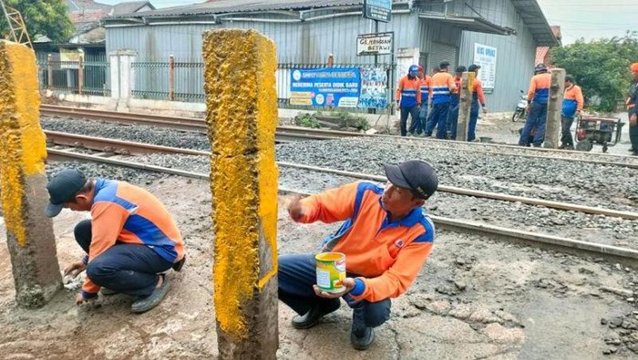 PT KAI menutup perlintasan liar di Stasiun Citayam-Depok usai terjadinya angkot ditabrak kereta (dok. Antara)