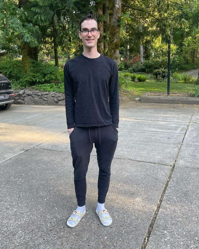 Sebagian besar kontennya terkait dengan Pokemon. Tetapi pria yang menyebut dirinya biseksual itu juga ada konten sensual, di mana ia membuka bajunya secara perlahan. Foto: dok. Instagram