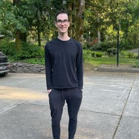 Sebagian besar kontennya terkait dengan Pokemon. Tetapi pria yang menyebut dirinya biseksual itu juga ada konten sensual, di mana ia membuka bajunya secara perlahan. Foto: dok. Instagram