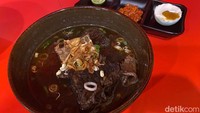 Pertama-tama ada rawon iga dengan potongan daging yang besar dan tebal. Tekstur daging iga yang kenyal berpadu dengan kuah rawon yang mlekoh. Foto: detikcom