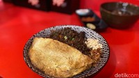 Jika ingin lebih mengenyangkan ada juga nasi goreng rawon yang komplet isiannya. Seporsi nasi goreng rawon dilengkapi dengan potongan brisket dan telur dadar. Foto: detikcom