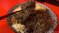 Walaupun konsep rawonnya kekinian tetapi ciri khas rawon asli tetap dijaga. Semua menu akan dilengkapi dengan kecambah, sambal, dan telur asin. Foto: detikcom