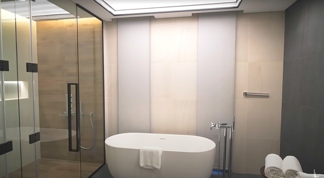 Dari 13 kamar mandi yang ada di rumah Villa Amara ini, beberapa di antaranya dilengkapi bathtub dengan bentuk yang berbeda-beda. Ada bathtub klasik seperti di foto ini, ada juga bathtub dengan desain modern. Foto: Dok. YouTube Luxe List