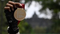 Satu persatu pesepedapun mencapai garish finis di kawasan Candi Borobudur dan medali finisher pun disematkan kepada para pegowes yang berhasil menyelesaikan perjalanan mereka dalam Culturide Qatar-Indonesia 2023. (ANTARA FOTO/Sigit Kurniawan)  