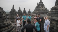 Di tengah menikmati jalanan pedesaan yang asri dan kerahaman warga, semangat pesepeda kembali bergelora tatkala rombongan pegowes hampir mencapai titik akhir perjalanan di Candi Borobudur. (ANTARA FOTO/Mohammad Ayudha)  