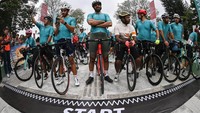 Pagi itu sebanyak 100 pesepeda yang terdiri dari atlet, komunitas, penggiat, dan influencer dari Qatar dan Indonesia berkumpul di Benteng Vredebrug, Yogyakarta. (ANTARA FOTO/Sigit Kurniawan)  