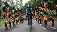 Menjelang garis finis para pesepeda disambut dengan pertunjukan tarian topeng ireng yang menambah daya juang untuk segera menuju titik akhir. (ANTARA FOTO/Sigit Kurniawan)  