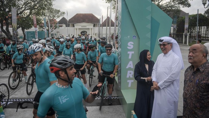 Wakil Perdana Menteri Qatar Hamad Bin Abdulaziz al-Kawari (kedua kanan) bersama Wakil Gubernur Yogyakarta KGPAA Paku Alam X (kanan) dan Duta Besar Qatar untuk Indonesia Fawziya Edrees Salman Al-Sulaiti (kiri) sebelum melepas start Culturide Qatar-Indonesia 2023 di Benteng Vredeburg, Yogyakarta.